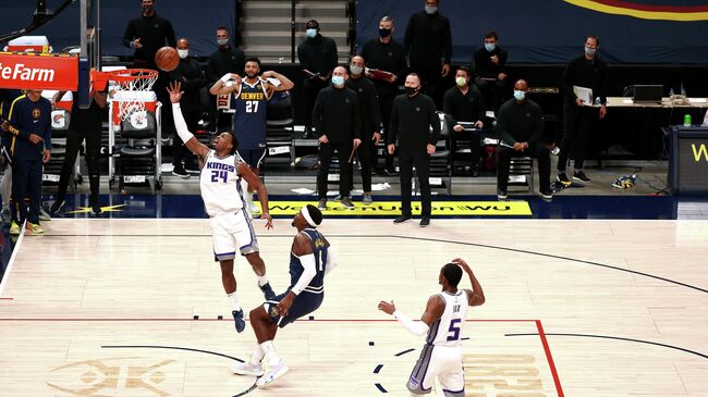 Матч НБА между командами Сакраменто Кингз и Денвер Наггетс