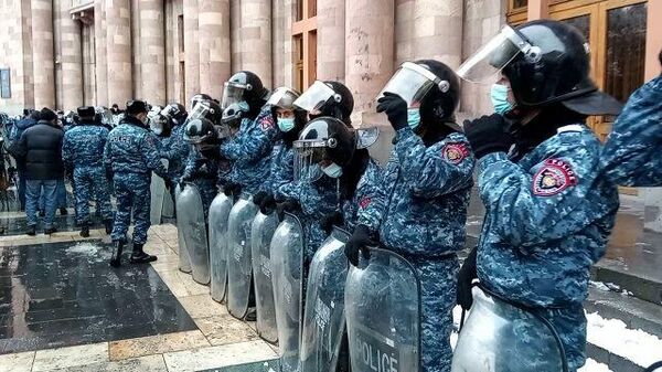 Ереван: полиция выставляет оцепление у  дома правительства в ожидании акции против Пашиняна