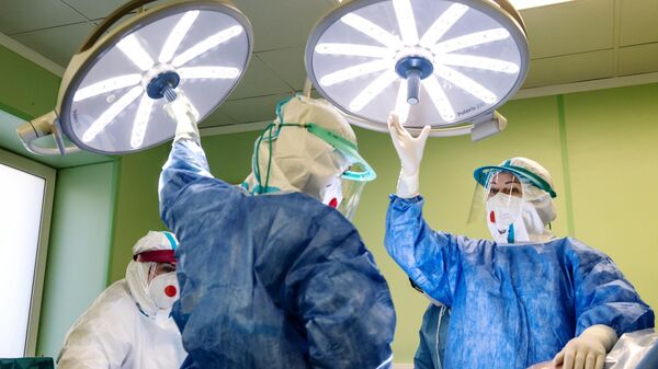 Медицинские работники проводят операцию кесарево сечение в родильном доме при инфекционной клинической больнице №2 в Москве