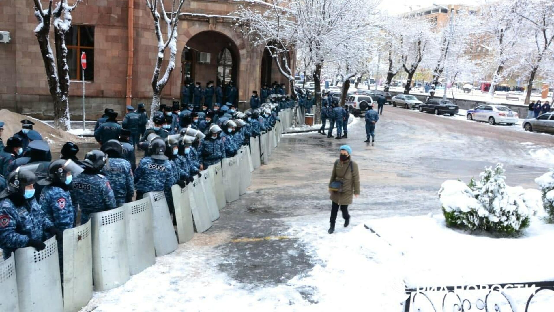 Полицейское оцепление в районе здания правительства Армении в Ереване - РИА Новости, 1920, 25.12.2020