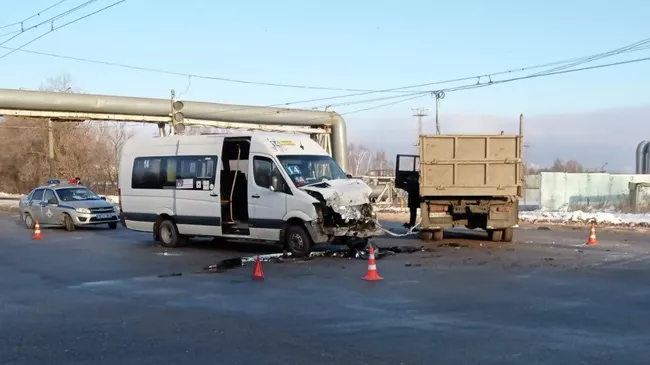 ДТП с участием КамАЗа и маршрутки в Новочебоксарске