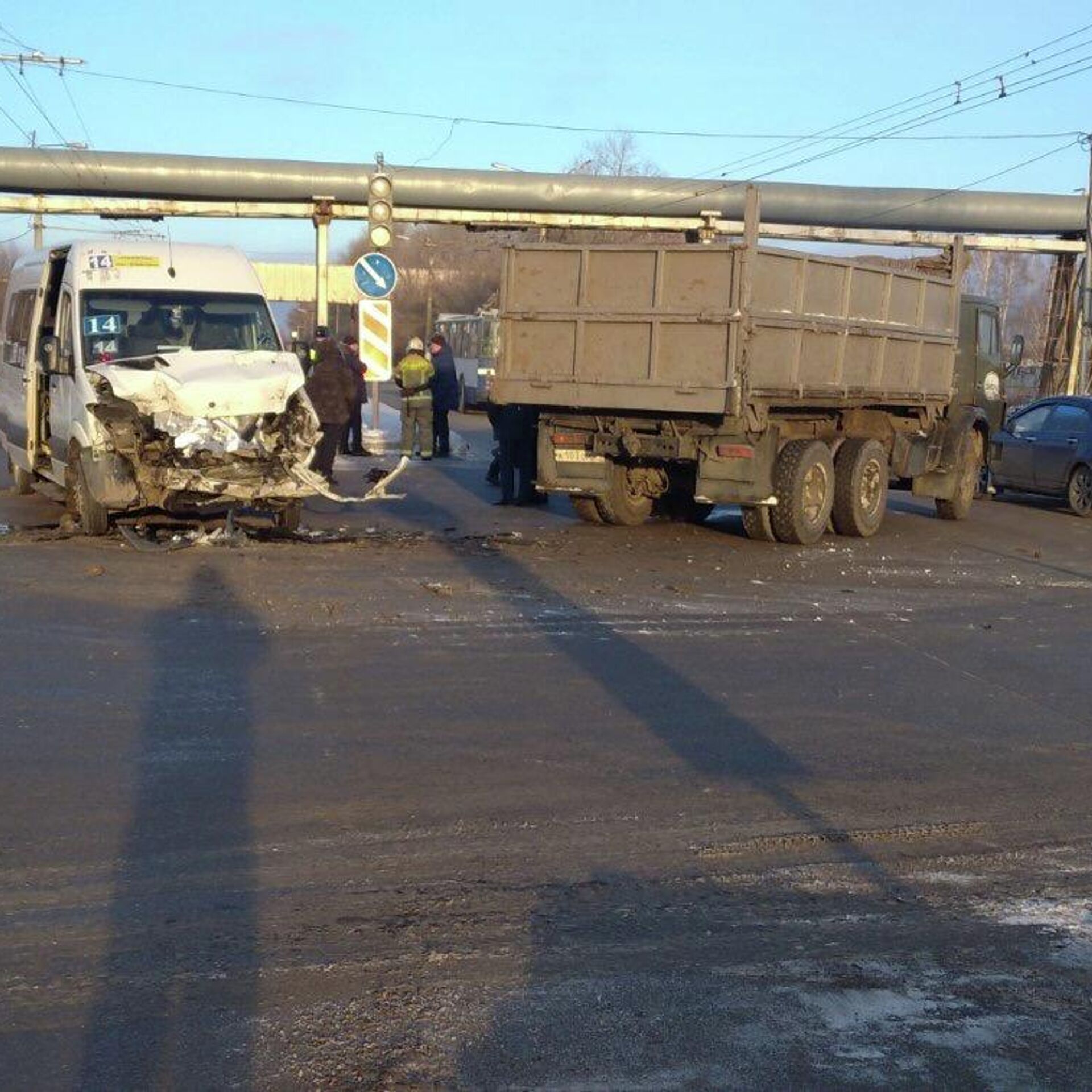 В Новочебоксарске грузовик столкнулся с маршруткой - РИА Новости, 24.12.2020