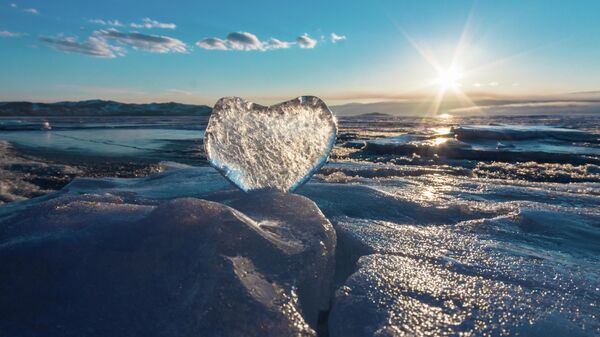 Ледяное сердце на озере Байкал