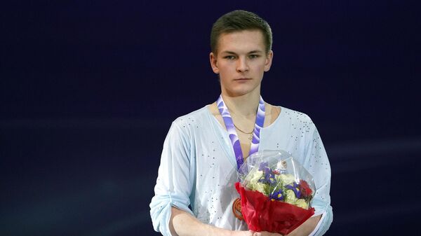 Михаил Коляда (Россия), завоевавший золотую медаль в мужском одиночном катании на V этапе Гран-при по фигурному катанию, на церемонии награждения.