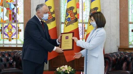 Бывший президент Молдавии Игорь Додон и избранный президент страны Майя Санду во время официальной передачи полномочий - РИА Новости, 1920, 24.12.2020