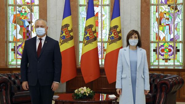 Бывший президент Молдавии Игорь Додон и избранный президент страны Майя Санду во время официальной передачи полномочий