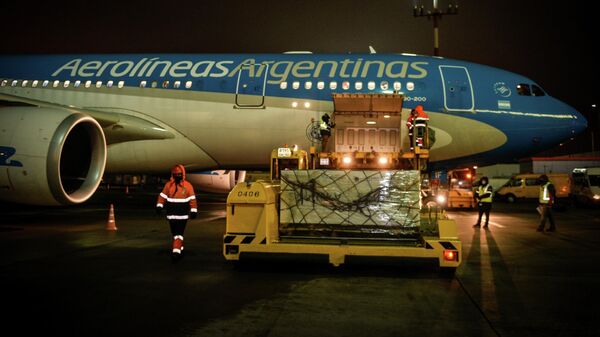 Партия вакцины Sputnik V во время погрузки в самолет авиакомпании Aerolineas Argentinas в аэропорту Шереметьево