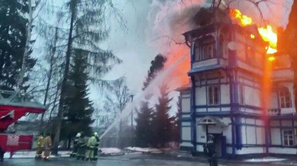 Пожар в санатории Колчаново в Волховском районе Ленинградской области. Кадр видео