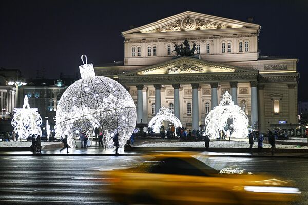 Праздничная инсталляция на площади перед зданием Государственного Академического Большого театра в Москве