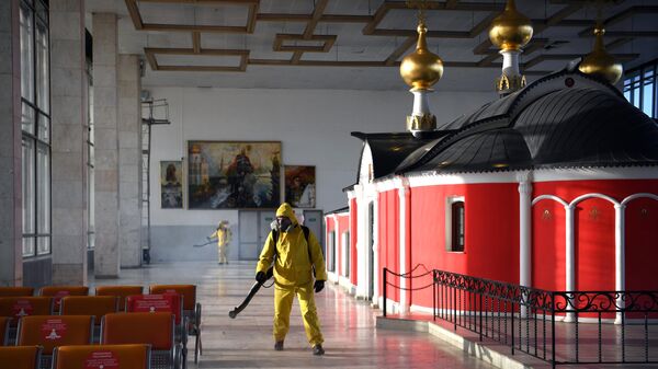 Сотрудник МЧС РФ проводит дезинфекцию помещений Белорусского вокзала в Москве в рамках мер по борьбе с распространением коронавирусной инфекции
