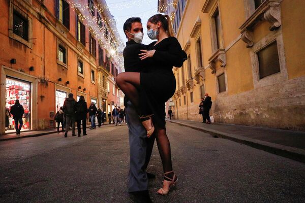 Люди танцуют танго на улице Рима, Италия
