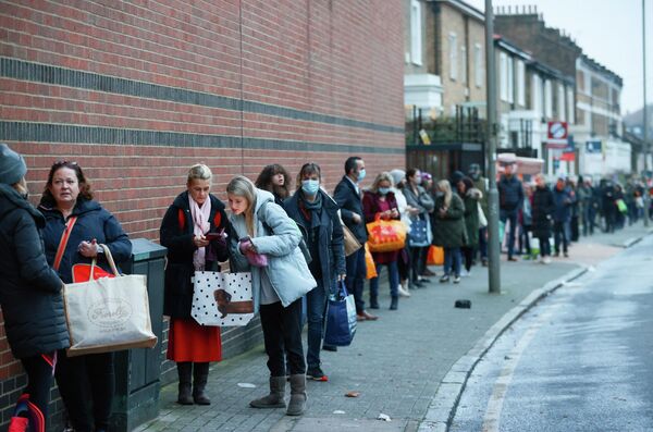 Люди в очереди у супермаркета Waitrose and Partners в Лондоне, Великобритания