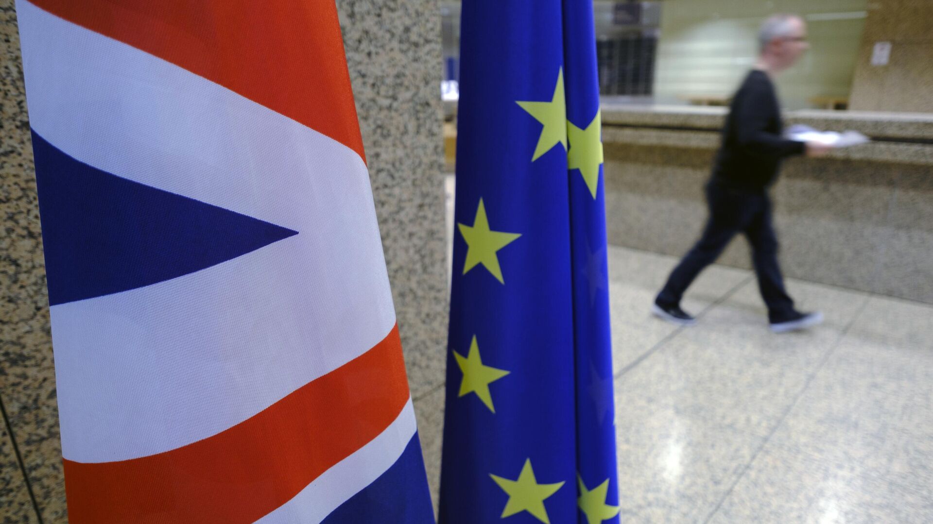 Флаги Великобритании и Евросоюза в здании Европарламента в Брюсселе - РИА Новости, 1920, 24.12.2020