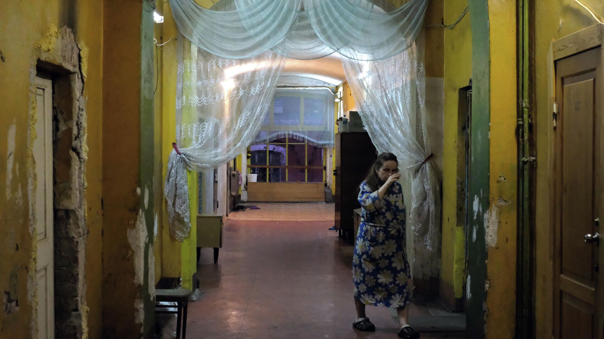 В коридорах висят пожелтевшие картины и засаленные шторы - РИА Новости, 1920, 28.12.2020