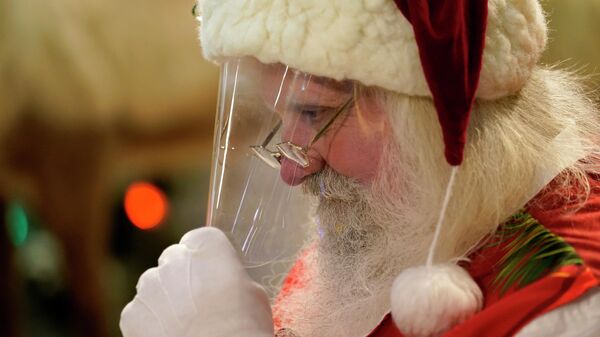 Мужчина в костюме Санта-Клауса