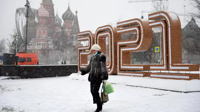 Девушка у новогодней инсталляции в центре Москвы