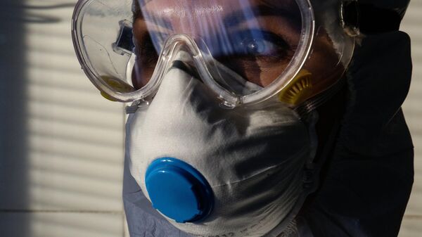 Врач Новосибирской областной клинической больницы в защитном противоэпидемическом костюме