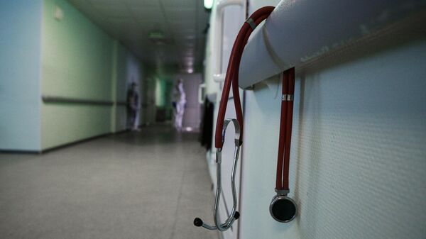 Стетоскоп в коридоре больницы