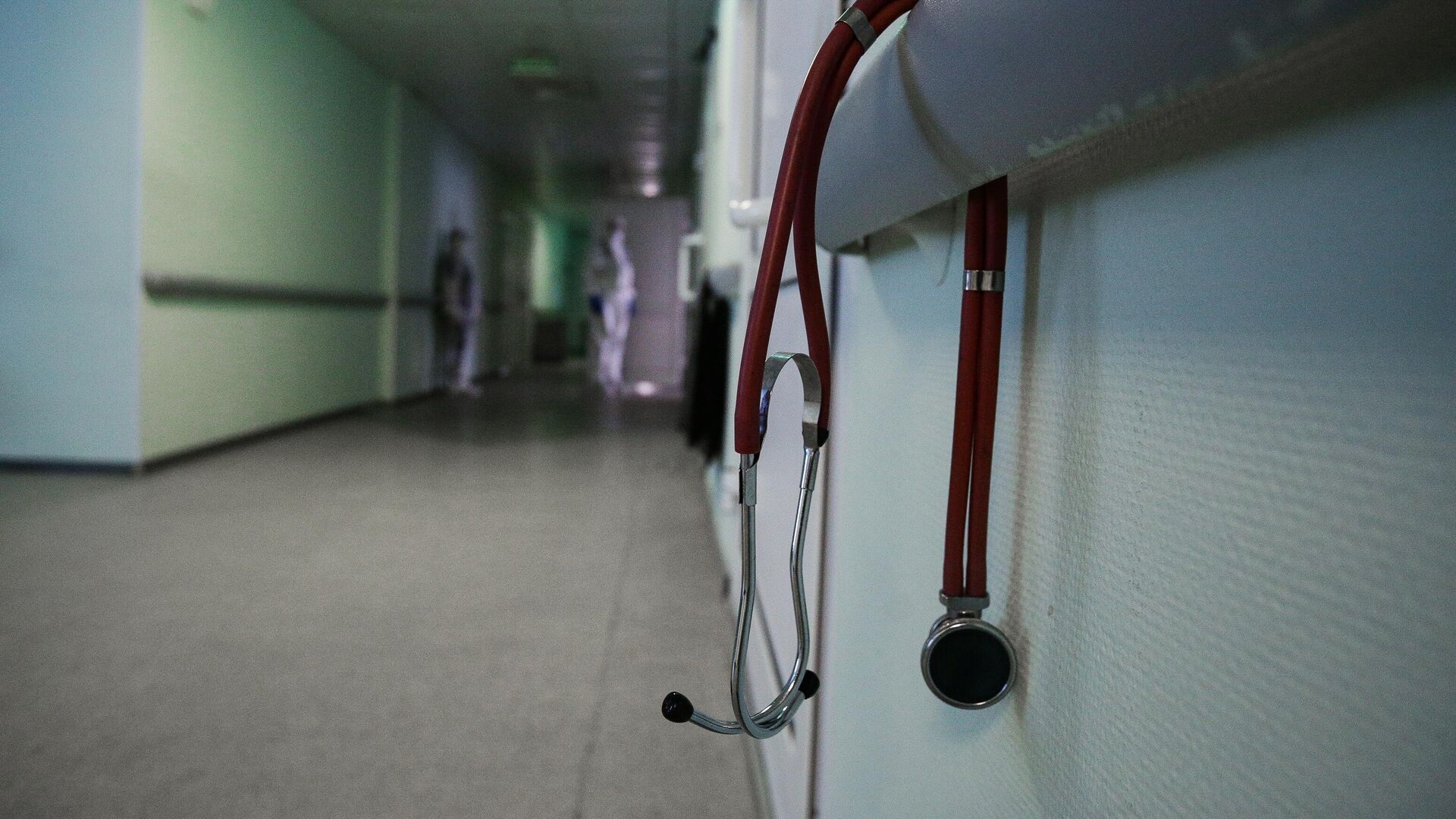 Стетоскоп в коридоре Новосибирской областной клинической больницы - РИА Новости, 1920, 28.08.2021