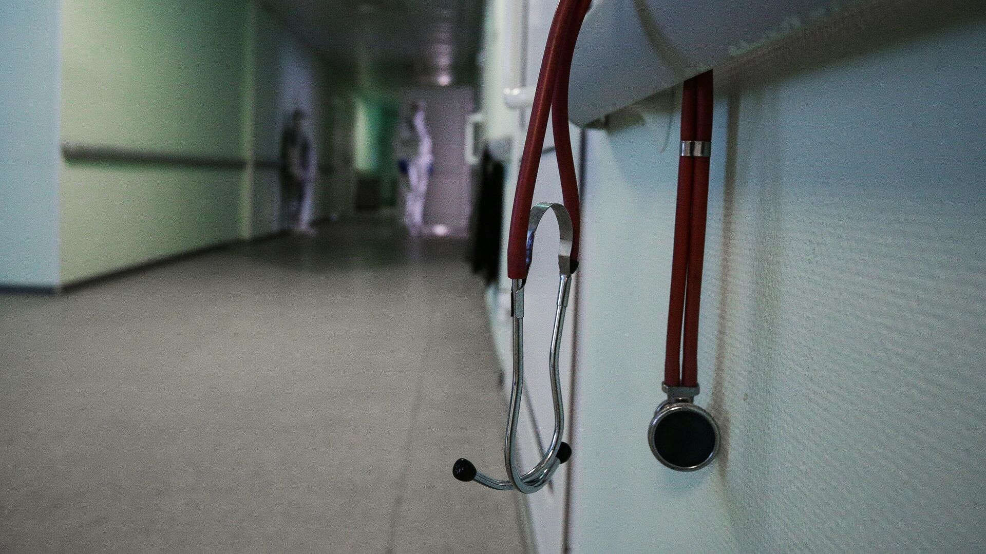 Стетоскоп в коридоре Новосибирской областной клинической больницы - РИА Новости, 1920, 10.10.2021