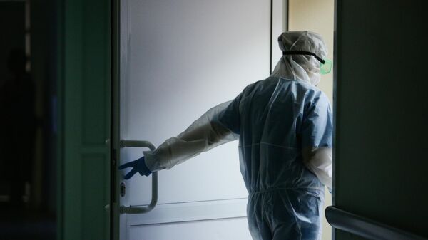 Медик Новосибирской областной клинической больницы в защитном противоэпидемическом костюме