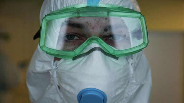 Медик Новосибирской областной клинической больницы в защитном противоэпидемическом костюме