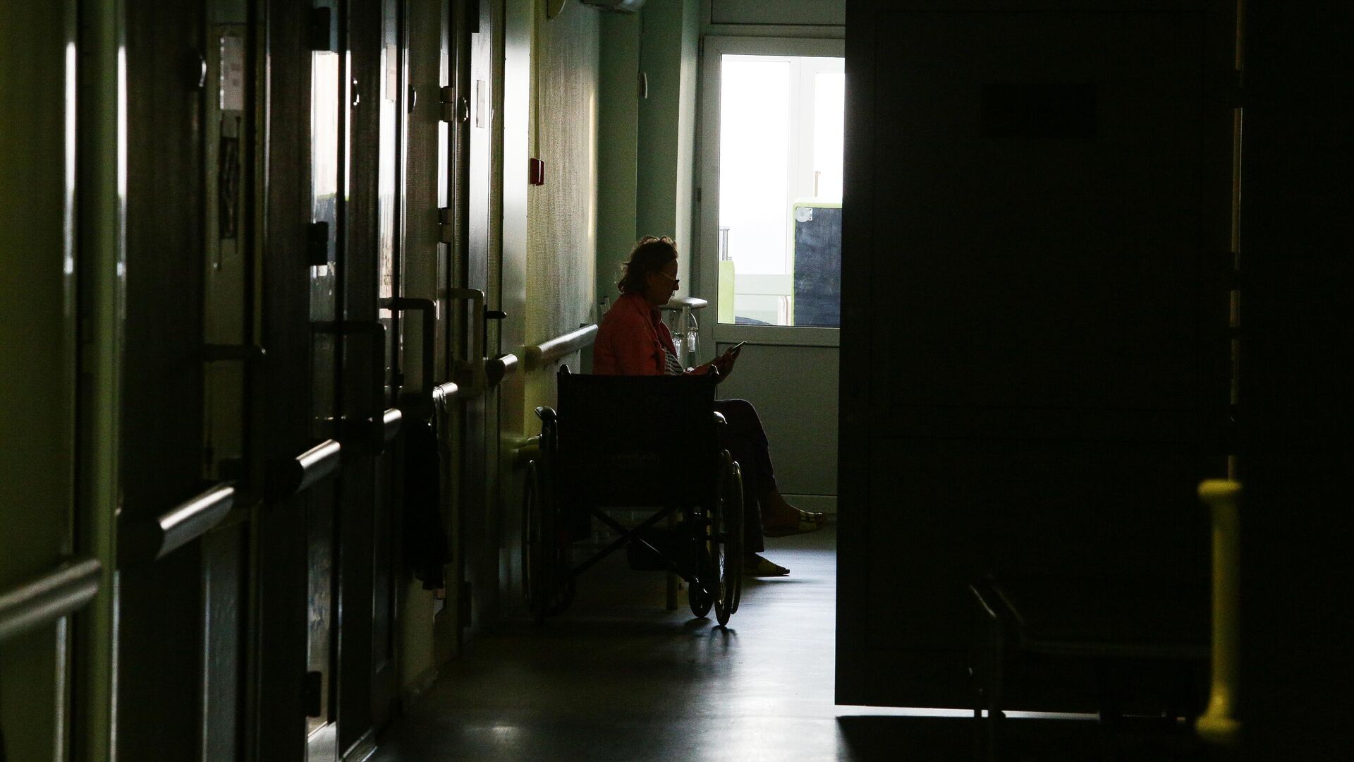 Пациент в коридоре больницы - РИА Новости, 1920, 18.08.2021