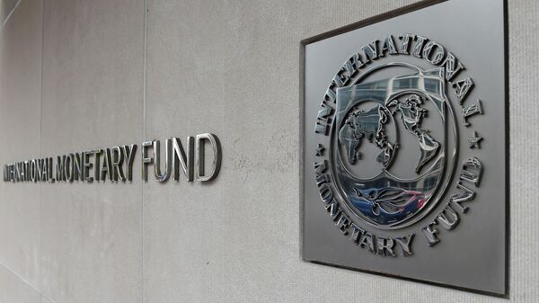 Логотип на здании Международного валютного фонда