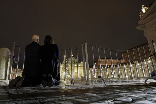 Верующие молятся на площади Святого Петра в Ватикане