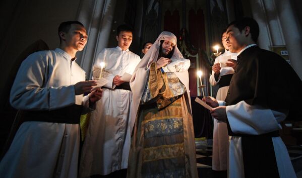 Священнослужители во время службы на праздновании Рождества Христова в католической церкви пресвятой Богородицы во Владивостоке