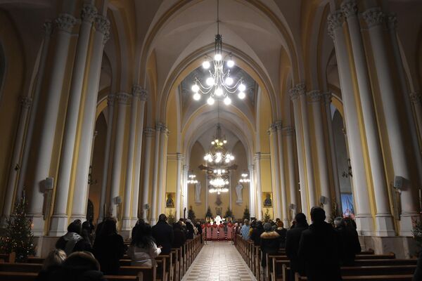Верующие во время мессы на праздновании Рождества Христова в римско-католическом кафедральном соборе Непорочного Зачатия Пресвятой Девы Марии в Москве