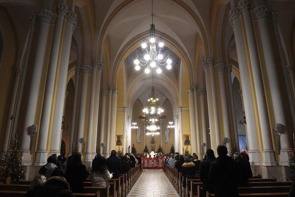 Верующие во время мессы на праздновании Рождества Христова в римско-католическом кафедральном соборе Непорочного Зачатия Пресвятой Девы Марии в Москве Верующие во время мессы на праздновании Рождества Христова в римско-католическом кафедральном соборе Непорочного Зачатия Пресвятой Девы Марии в Москве