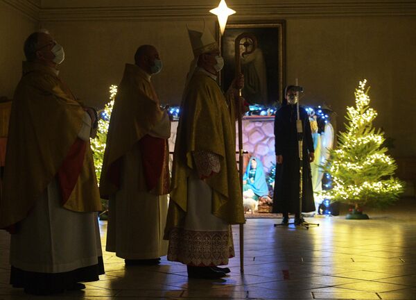 Священнослужители во время торжественной Рождественской мессы в Соборе Успения Пресвятой Девы Марии в Санкт-Петербурге