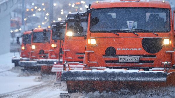 Колонна спецтехники во время снегопада в Москве