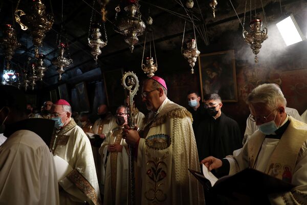 Апостольский администратор латинской церкви патриархата Иерусалима Пьербаттиста Пиццабалла на рождественской мессу в церкви Рождества Христова в Вифлееме