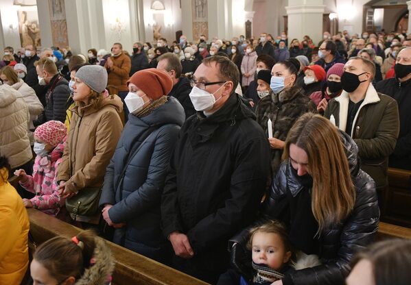 Верующие во время торжественной Рождественской мессы в архикафедральном соборе Имени Пресвятой Девы Марии в Минске