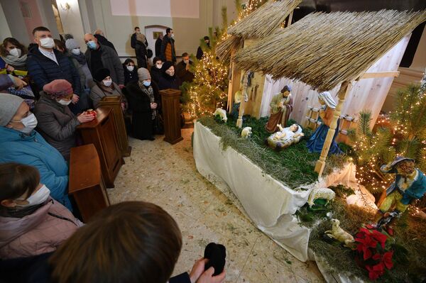 Верующие во время торжественной Рождественской мессы в архикафедральном соборе Имени Пресвятой Девы Марии в Минске