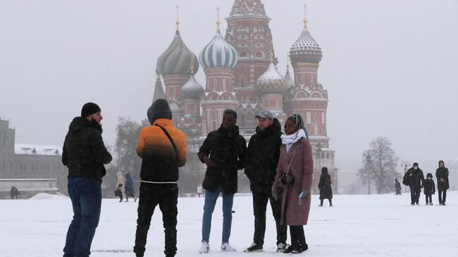 Иностранные туристы на Красной площади в Москве