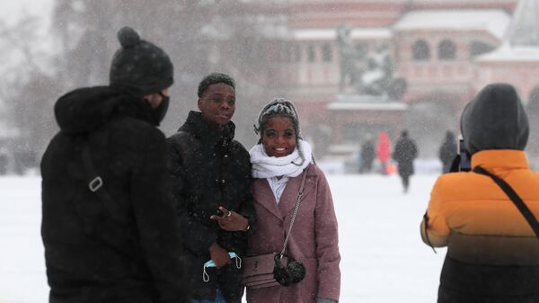 Иностранные туристы на Красной площади в Москве