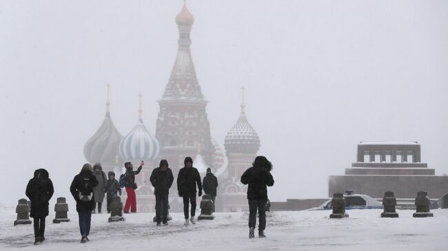 Прохожие на Красной площади в Москве