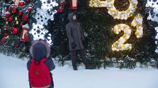 Мужчина возле новогодней ели в Новосибирске