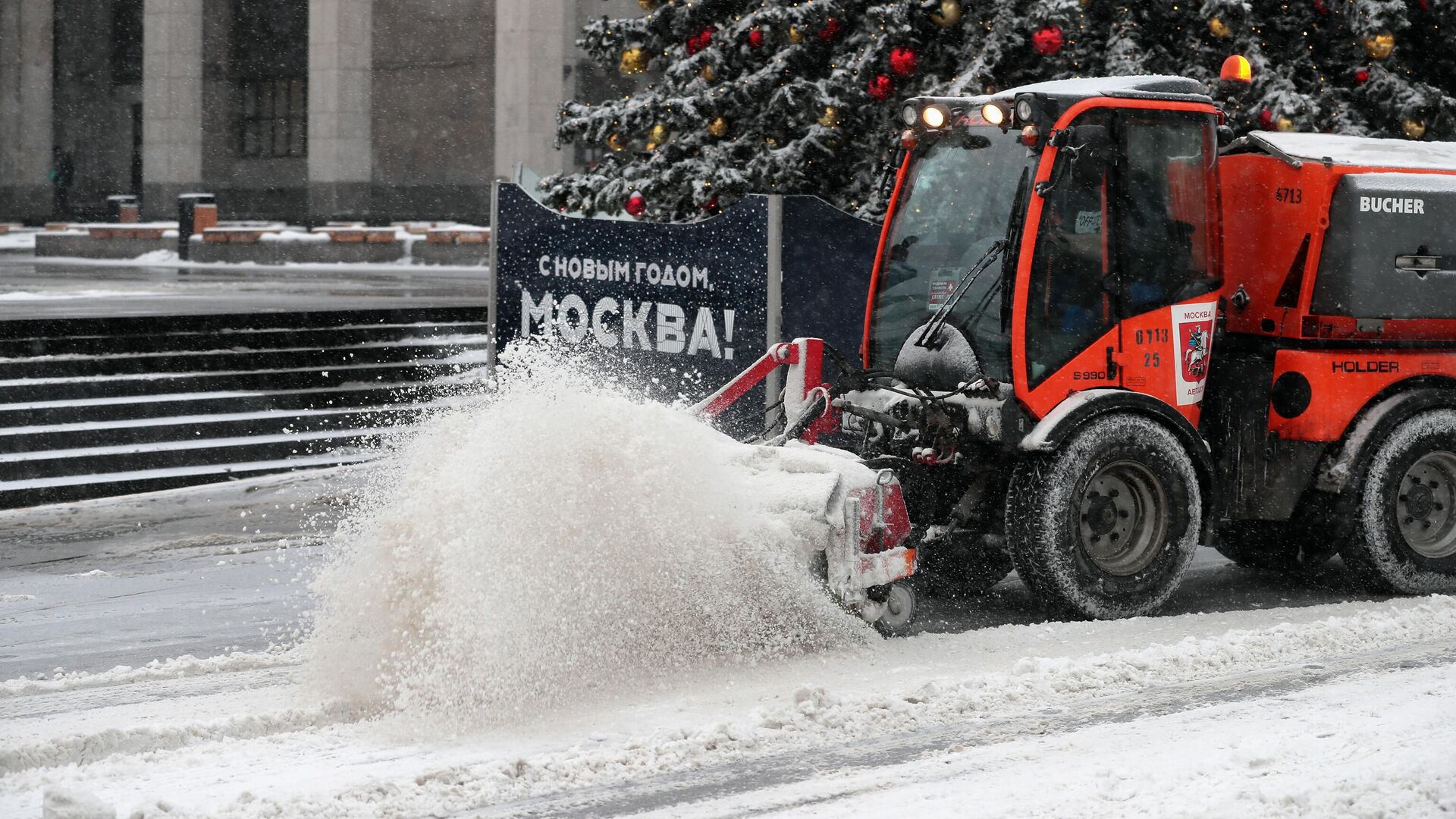 Снегоуборочная техника на одной из улиц в Москве - РИА Новости, 1920, 03.01.2021