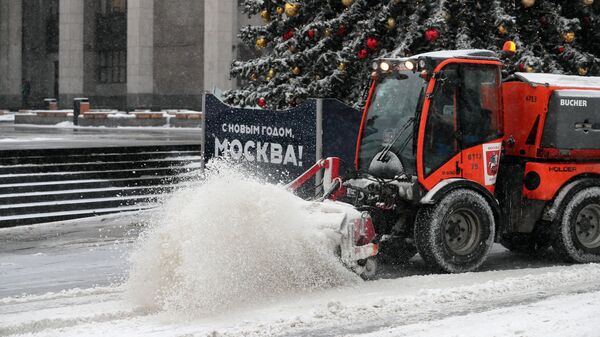 Снегоуборочная техника на одной из улиц в Москве