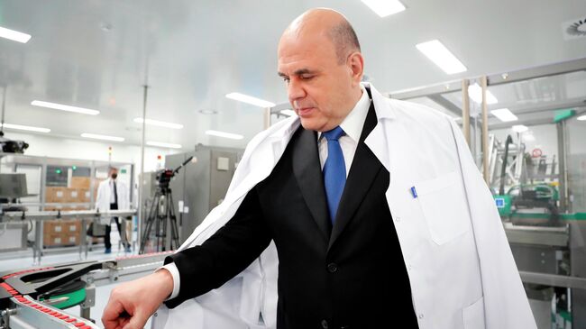 Председатель правительства РФ Михаил Мишустин во время посещения научно-производственного центра компании Биокад