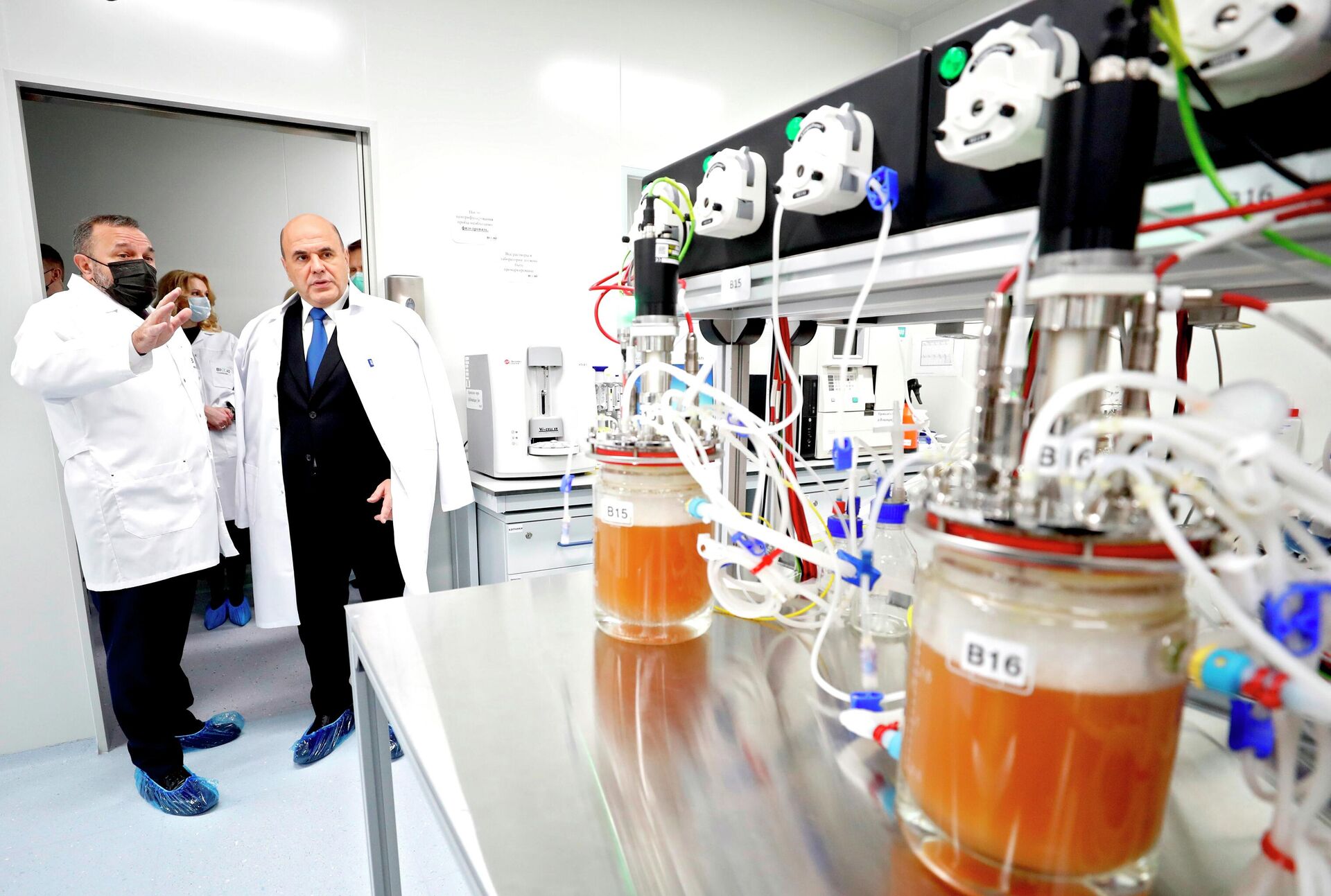 Председатель правительства РФ Михаил Мишустин во время посещения научно-производственного центра компании Биокад  Председатель правительства РФ Михаил Мишустин во время посещения научно-производственного центра компании Биокад  - РИА Новости, 1920, 13.09.2025