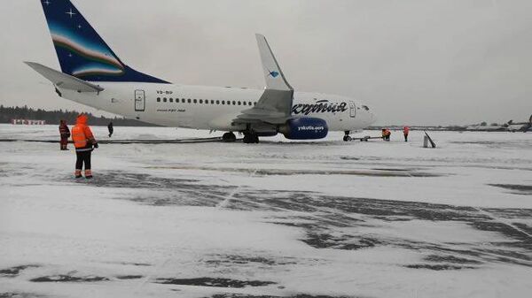 Самолет за пределами взлетно-посадочной полосы во Внукове