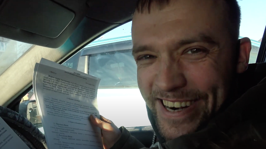 Руслан Чистяков с документами на квартиру - РИА Новости, 1920, 25.12.2020