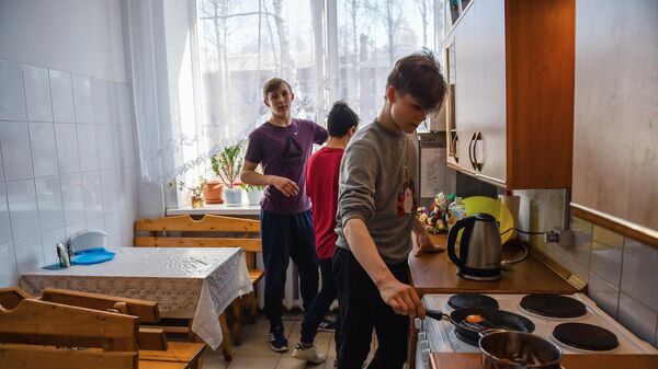 Выпускникам детских домов можно подарить полезные знания