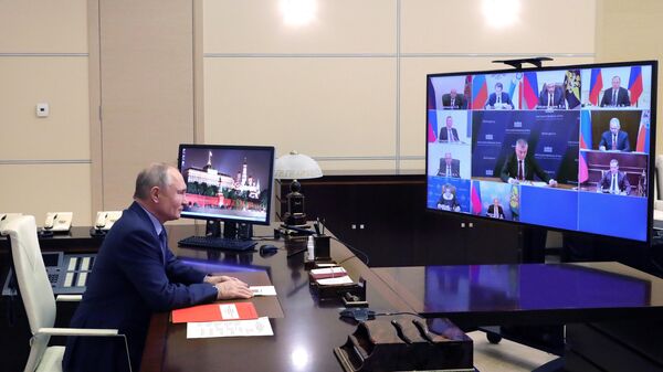 Президент РФ Владимир Путин проводит оперативное совещание с постоянными членами Совета безопасности РФ в режиме видеоконференции 