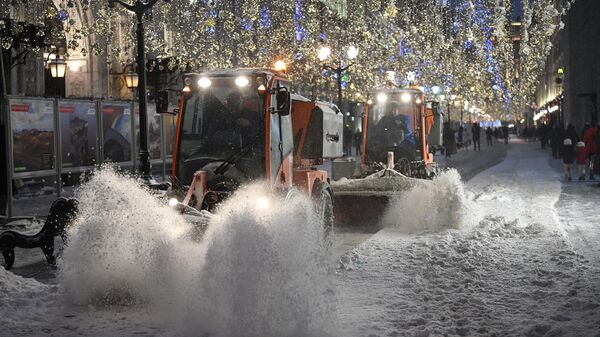 Снегоуборочная техника на Никольской улице в Москве
